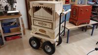 Drehorgel aus Zirbenholz mit passendem Orgelwagen